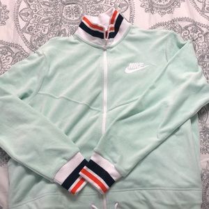 nike cropped jacket !! (never worn before)